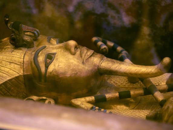 Le mausolée de Toutankhamon, découvert en 1922 par l'archéologue britannique Howard Carter, contenait plus de 5000 objets intacts, vieux de 3300 ans, dont bon nombre en or massif (archives). © /AP/AMR NABIL