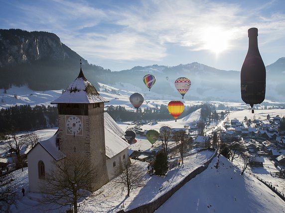 La magie des montgolfières une nouvelle fois à Château-d'Oex. © KEYSTONE/CYRIL ZINGARO