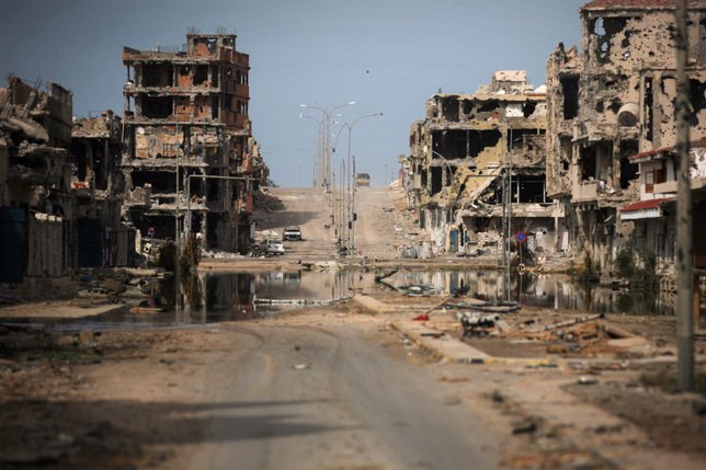 Des années de guerre ont réduit des quartiers de Syrte en lambeaux (archives) © KEYSTONE/AP/MANU BRABO