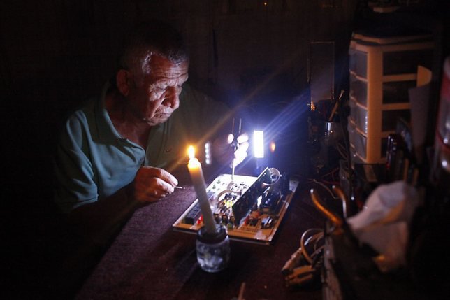 Un habitant de San Cristobal contraint de s'éclairer à la bougie (archives) © KEYSTONE/EPA EFE/STR