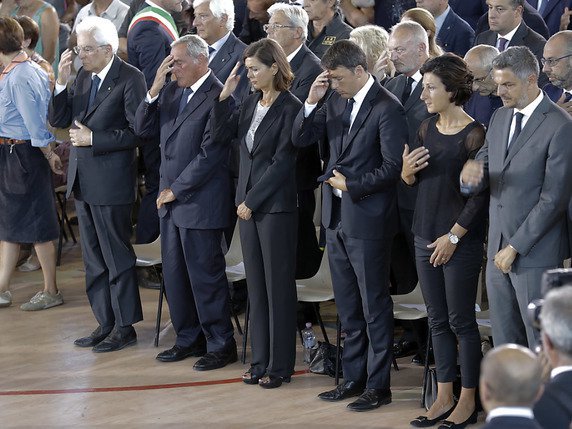 Une messe solennelle de funérailles a débuté à 11H30 dans un gymnase en présence du président de la République, Sergio Mattarella, du chef du gouvernement, Matteo Renzi, et des plus hauts représentants de l'Etat. © KEYSTONE/AP/ANDREW MEDICHINI