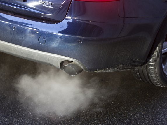 La ministre écologiste de l'environnement veut "reléguer les véhicules à carburant fossile aux oubliettes de l'Histoire" (image symbolique). © KEYSTONE/GAETAN BALLY