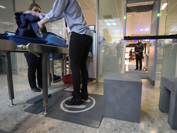 Le tapis de détection qui va être installé ces prochains jours à l'aéroport de Genève permet de prévenir les passagers que leurs chaussures vont déclencher une alarme. © KEYSTONE/MARTIAL TREZZINI