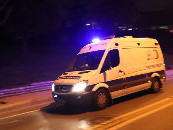 Des ambulances se sont dirigées vers les lieux de l'attentat. © Keystone/EPA/SEDAT SUNA