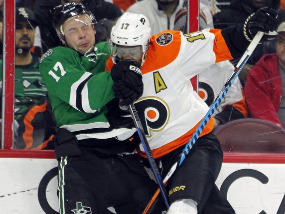 Devin Shore à  la lutte avec Wayne Simmonds des Philadelphia Flyers © KEYSTONE/FR148949 AP/TOM MIHALEK