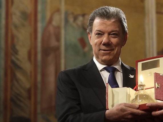 Le président colombien et prix Nobel de la Paix Juan Manuel Santos a reçu à Assise la lampe de saint François, le Nobel catholique. © KEYSTONE/AP ap/GREGORIO BORGIA