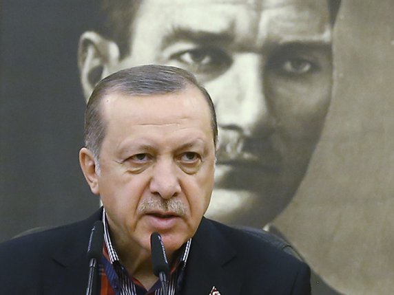 Recep Tayyip Erdogan avec en arrière-fond le portrait de Mustafa Kemal Ataturk (archives) © KEYSTONE/AP POOL Presidency Press Service/KAYHAN OZER
