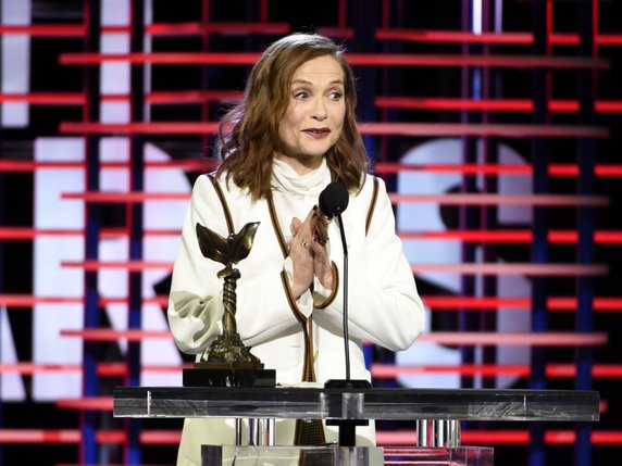 Après le César de la meilleure actrice vendredi, Isabelle Huppert a décroché le même prix aux Spirit Awards samedi. © KEYSTONE/AP Invision/CHRIS PIZZELLO