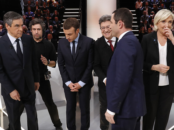 Le premier débat de la présidentielle française ne réunissait que cinq candidats: François Fillon, Emmanuel Macron, Jean-Luc Mélenchon, Benoît Hamon et Marine Le Pen. © KEYSTONE/AP AFP POOL/PATRICK KOVARIK