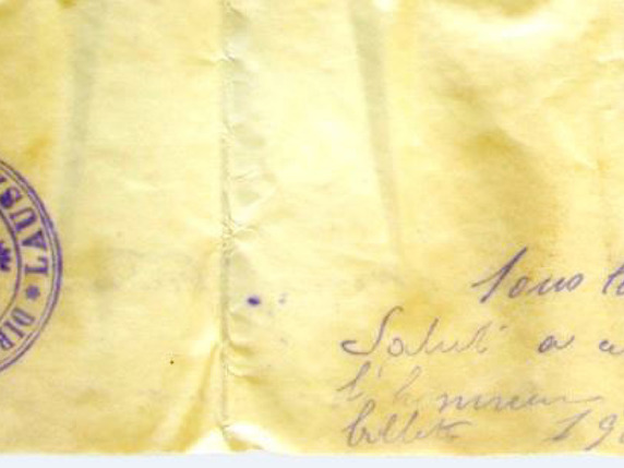 "Salut à celui qui aura l'honneur de trouver ce billet", peut-on lire sur la lettre, plus une date: 1900. © Ville de Lausanne