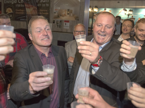 Ruedi Schläfli (à droite, aux côtés du conseiller national Pierre-André Page lors des élections fédérales de 2015) est le nouveau président de l'UDC fribourgeoise (archives). © KEYSTONE/CHRISTIAN BRUN