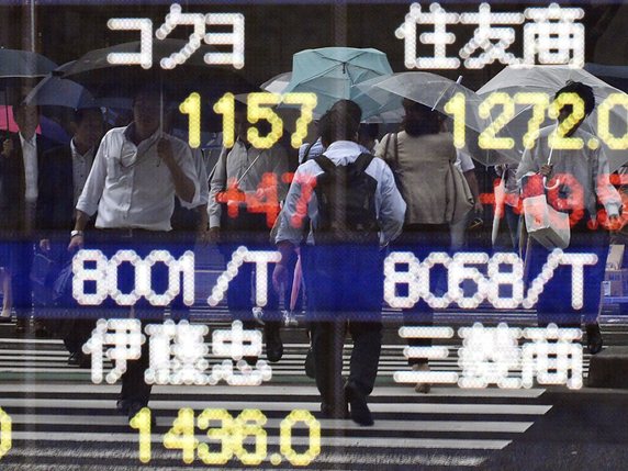 La Bourse de Tokyo a fini vendredi en hausse de plus de 1% avec des investisseurs optimistes sur la capacité de Donald Trump a tenir sa promesse de réformer la fiscalité (archives). © KEYSTONE/EPA/FRANCK ROBICHON