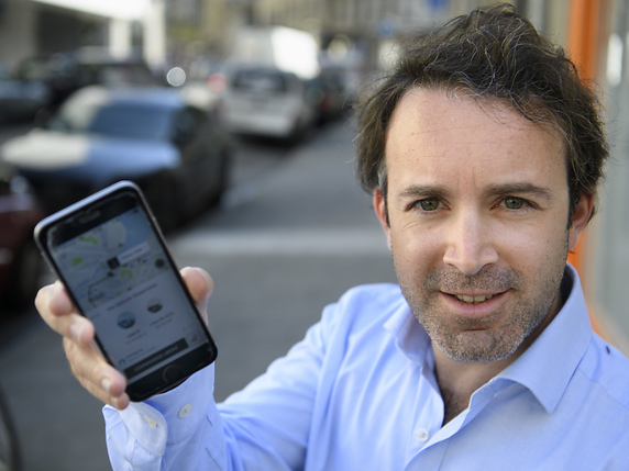 Le directeur général d'Uber Suisse romande Alexandre Molla peut se réjouir de la hausse de la clientèle féminine. © KEYSTONE/LAURENT GILLIERON
