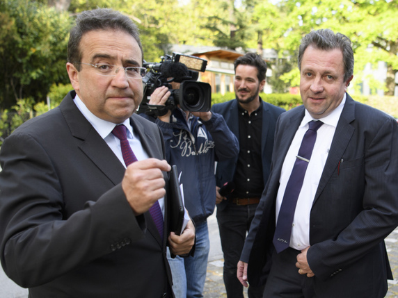 Le candidat au Conseil d'Etat vaudois du PLR Pascal Broulis (à gauche) avec le candidat et conseiller national de l'UDC Jacques Nicolet. © KEYSTONE/LAURENT GILLIERON
