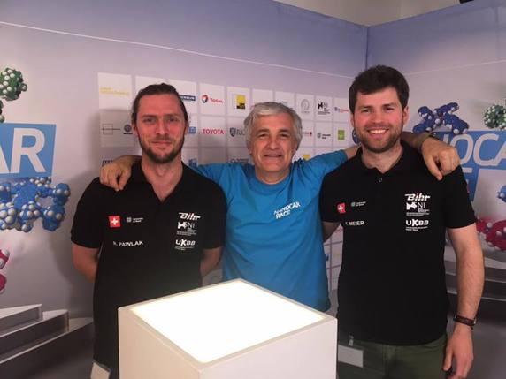 L'équipe suisse a remporté la course de nano-voitures sur la piste en or de Toulouse. A gauche, Remy Pawlak et à droite Tobias Meier. © CNRS