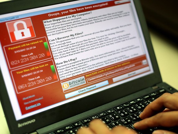La Suisse sous-estime la menace cyber, disent les experts. Le logiciel "WannaCry" a fait peu de dégâts en Suisse. © KEYSTONE/EPA/RITCHIE B. TONGO