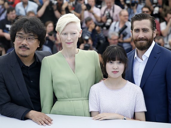 Le réalisateur sud-coréen Bong Joon-ho pose avec les acteurs d'"Okja", Tilda Swinton, Ahn Seo-Hyun et Jake Gyllenhaal (de gauche à droite). © KEYSTONE/EPA/SEBASTIEN NOGIER