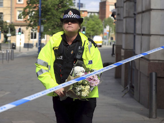 Le pays et la ville de Manchester sont sous le choc, à l'image de cette policière près du lieu de l'attentat. © KEYSTONE/AP PA/DANNY LAWSON