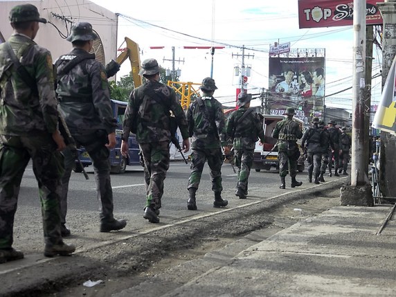 L'armée patrouille dans les rues de Davao, au sud des Philippines, alors que le président Duterte a déclaré la loi martiale dans cette région. © KEYSTONE/EPA/CERILO EBRANO