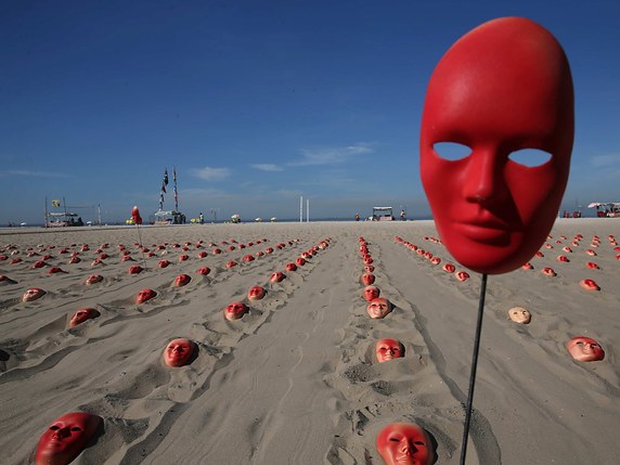 Des masques rouges ont été placés sur la plage de Copacabana pour représenter les députés et le président brésilien Michel Temer dont les manifestants demandent la démission. © KEYSTONE/EPA EFE/MARCELO SAYÃO