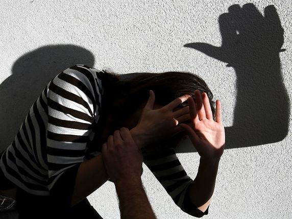 Le texte vise à protéger les femmes et les filles contre toutes les formes de violence, dont la violence domestique (image symbolique). © KEYSTONE/APA/HANS KLAUS TECHT