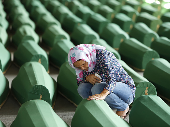 Musulmane bosniaque près du cercueil d'un parent victime du massacre de Srebrenica © KEYSTONE/AP/AMEL EMRIC