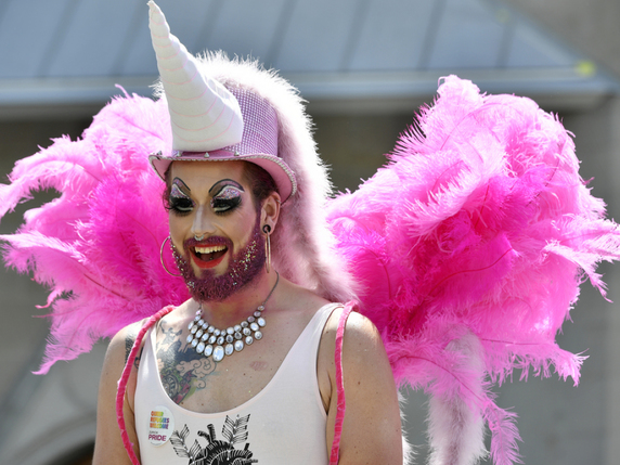Les personnes LGBT ne sont pas partout aussi libres qu'au cortège de la Pride de Zurich. Dans plus de 80 pays, des êtres humains sont criminalisés en raison de leur orientation ou identité sexuelles. © Keystone/WALTER BIERI