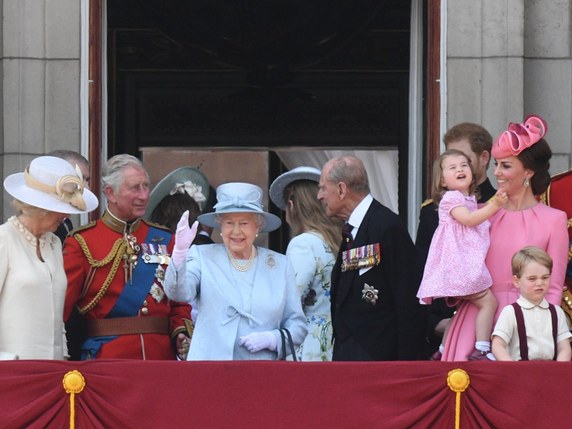 La reine Elizabeth II entourée de sa famille à l'occasion de la célébration officielle de son 91e anniversaire. © KEYSTONE/EPA/FACUNDO ARRIZABALAGA