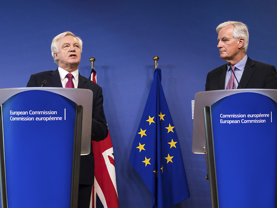 Le négociateur européen Michel Barnier, à droite, en compagnie du secrétaire d'Etat britannique David Davis, lundi à Bruxelles. © KEYSTONE/AP/GEERT VANDEN WIJNGAERT