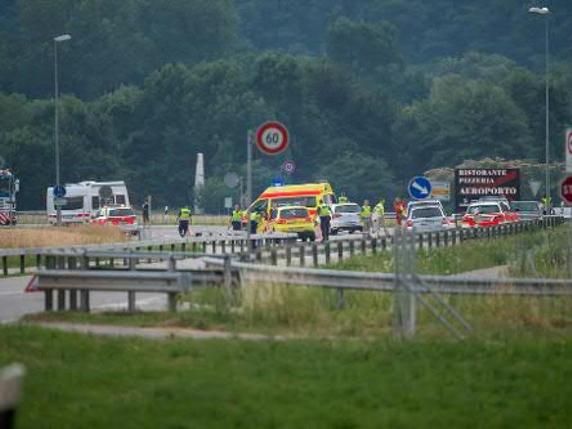 Le Valaisan a chuté sur la route cantonale près de l'aéroport de Locarno-Magadino, avant d'être heurté par une voiture. © Keystone