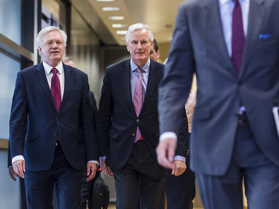 Pour David Davis (g.) et Michel Barnier (c.), c'est le moment d'aborder concrètement les sujets qui fâchent (archives). © KEYSTONE/AP/GEERT VANDEN WIJNGAERT