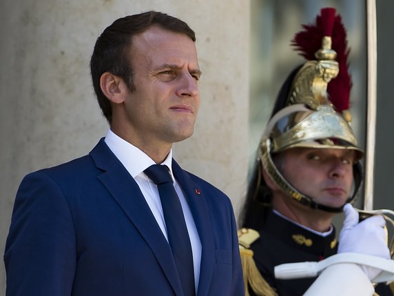 En France, selon une enquête 47% des Français se disent "plutôt satisfaits" (contre 54% en juin) et 7% sont "très satisfaits" (contre 10% en juin) de leur président Emmanuel Macron, soit une baisse globale de dix points sur les deux catégories (archives). © KEYSTONE/EPA/IAN LANGSDON