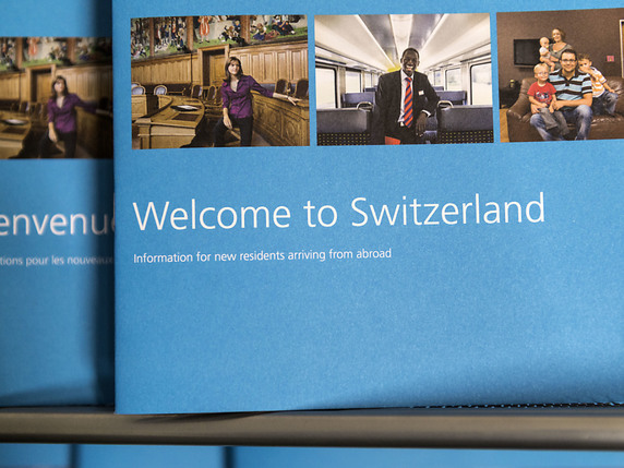 Quatre immigrants sur dix disent avoir développé un fort sentiment d'appartenance envers la Suisse (image symbolique). © KEYSTONE/CHRISTIAN BEUTLER
