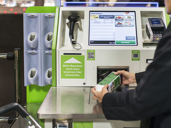 Economiesuisse balaie l'idée d'une taxe sur les caisses automatiques dans les supermarchés (photo symbolique). © KEYSTONE/CHRISTIAN BEUTLER