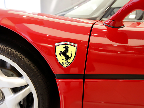 Les bolides de Ferrari sont réservés à quelques "happy few", prêts à débourser de 150'000 à plus d'un million d'euros, pour des séries limitées (archives). © KEYSTONE/AP/CAROLINE SPIEZIO