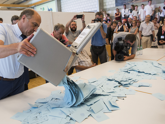 Une nouvelle votation pourrait avoir lieu à Moutier (BE), si les soupçons de fraude électorale se confirment (archives). © KEYSTONE/JEAN-CHRISTOPHE BOTT