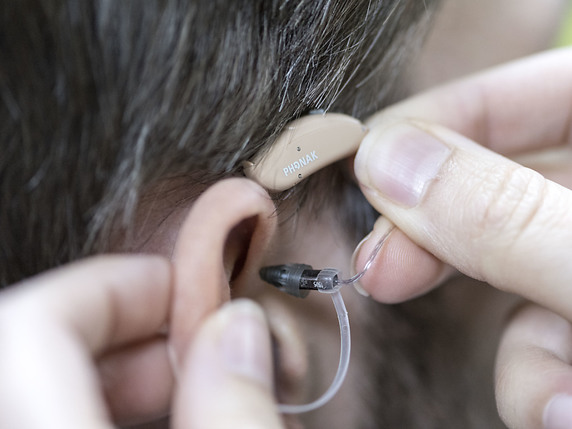 Les rentiers AVS souffrant de problèmes d'audition pourront se faire rembourser des appareils auditifs pour les deux oreilles, a décidé le Parlement (archives). © KEYSTONE/CHRISTIAN BEUTLER