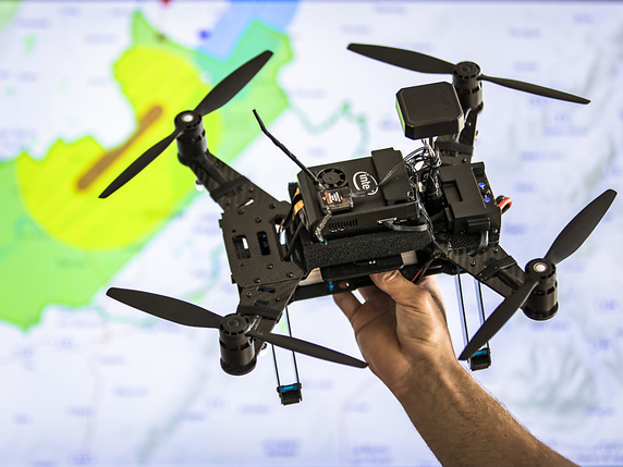 Au moins 100'000 drones ont été vendus en Suisse ces dernières années. Skyguide propose une application pour sécuriser le vol de ces engins. © KEYSTONE/VALENTIN FLAURAUD