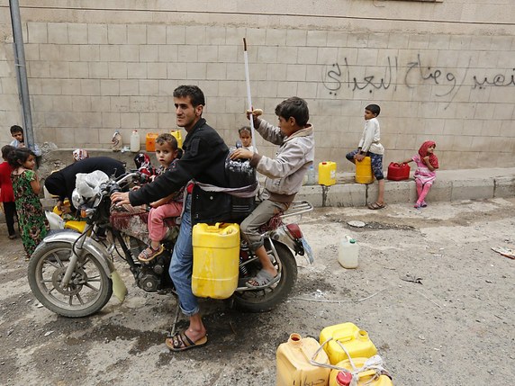 L'accès est l'eau est souvent difficile dans les conflits comme au Yémen (archives). © KEYSTONE/EPA/YAHYA ARHAB