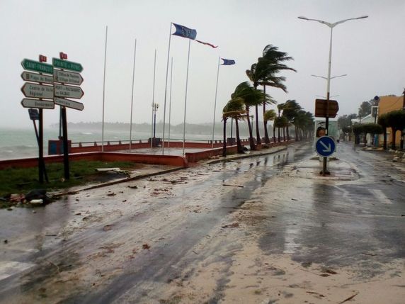 L'ouragan Maria, "potentiellement catastrophique", a frappé les Caraïbes, faisant un mort et deux disparus sur l'île française de La Guadeloupe et ravageant La Dominique. © KEYSTONE/AP/DOMINIQUE CHOMEREAU-LAMOTTE