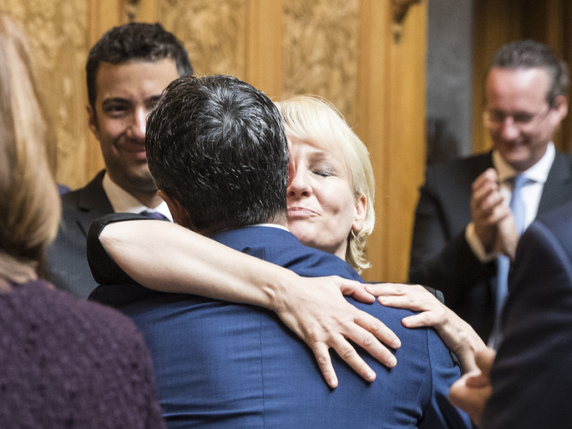 Ignazio Cassis, nouvel élu au Conseil fédéral, s'est empressé de saluer ses concurrents dont Isabelle Moret, qui s'est déclarée satisfaite de sa campagne. © Keystone/PETER KLAUNZER