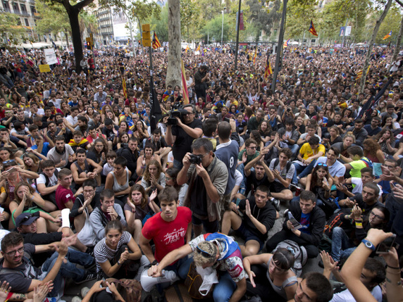 Des étudiants ont protesté vendredi devant l'Université de Barcelone. © Keystone/AP/EMILIO MORENATTI