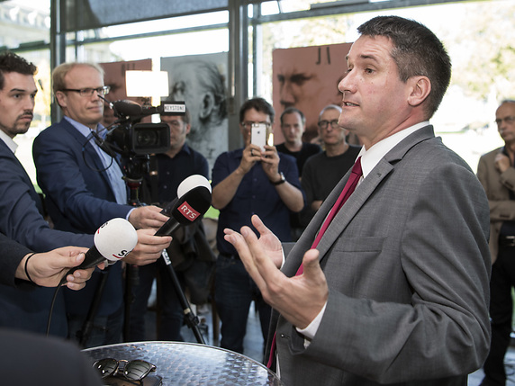 Le président du PS Christian Levrat à l'heure d'expliquer la défaite de son camp sur la réforme de la prévoyance vieillesse dimanche à Berne. © KEYSTONE/PETER SCHNEIDER