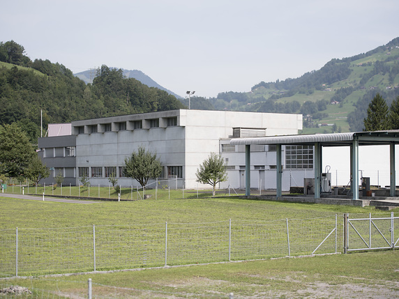 Le centre fédéral pour demandeurs d'asile de Wintersried, dans la commune de Seewen (SZ), est contesté, raison pour laquelle un conseiller national schwyzois a tenté de l'exclure du financement fédéral. En vain (archives). © KEYSTONE/URS FLUEELER