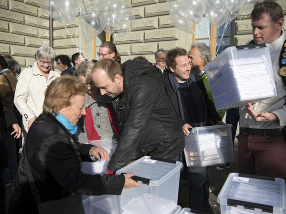 A travers leur texte pour la transparence, les initiants veulent faire la lumière sur le "financement opaque" du monde politique suisse afin de consolider la démocratie directe. © Keystone/ANTHONY ANEX
