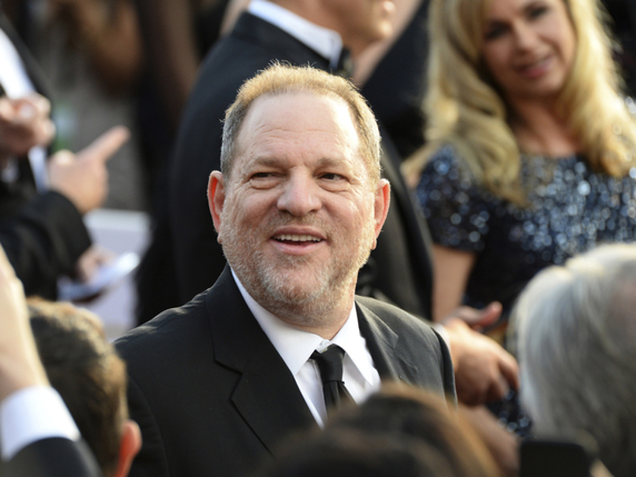 Treize femmes accusent le producteur américain Harvey Weinstein d'agression sexuelle, rapporte mardi le New Yorker. Deux d'entre elles disent avoir été violées (archives). © KEYSTONE/AP Invision/AL POWERS