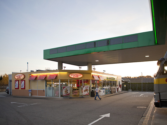 En Suisse, les magasins accolés aux stations-service BP génèrent plus d'activité que la vente de carburants (archives). © KEYSTONE/GAETAN BALLY