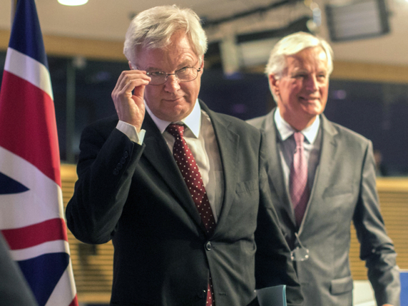 Le négociateur en chef de la Commission européenne Michel Barnier (à droite) et avec son homologue britannique David Davis (à gauche) n'ont pas fait de "grands pas en avant" dans la négociation du Brexit (archives). © KEYSTONE/AP/OLIVIER MATTHYS