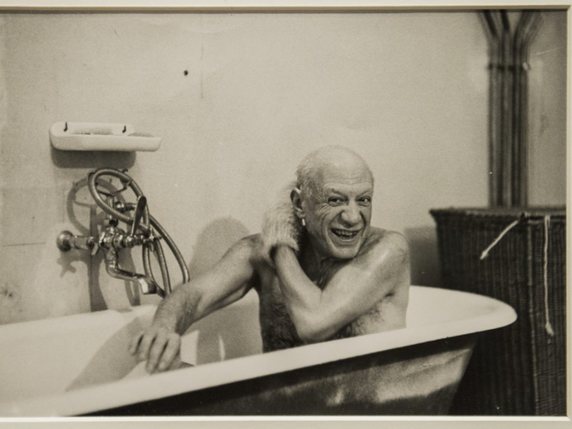 Pablo Picasso dans son bain, du photographe americain David Douglas Duncan (archives). © KEYSTONE/YANNICK BAILLY