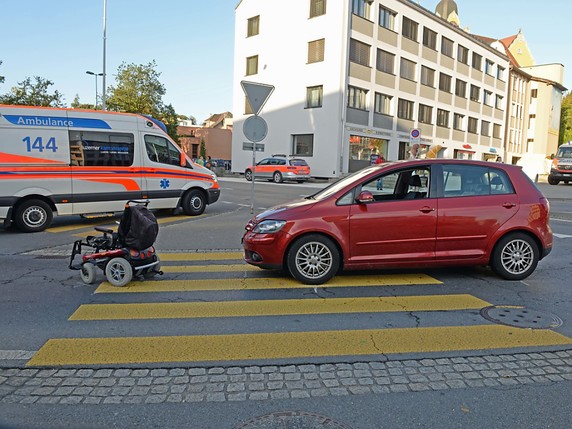 La voiture a percuté la chaise roulante sur le passage piéton. L'homme assis sur celle-ci a été projeté au sol et blessé. © Police lucernoise